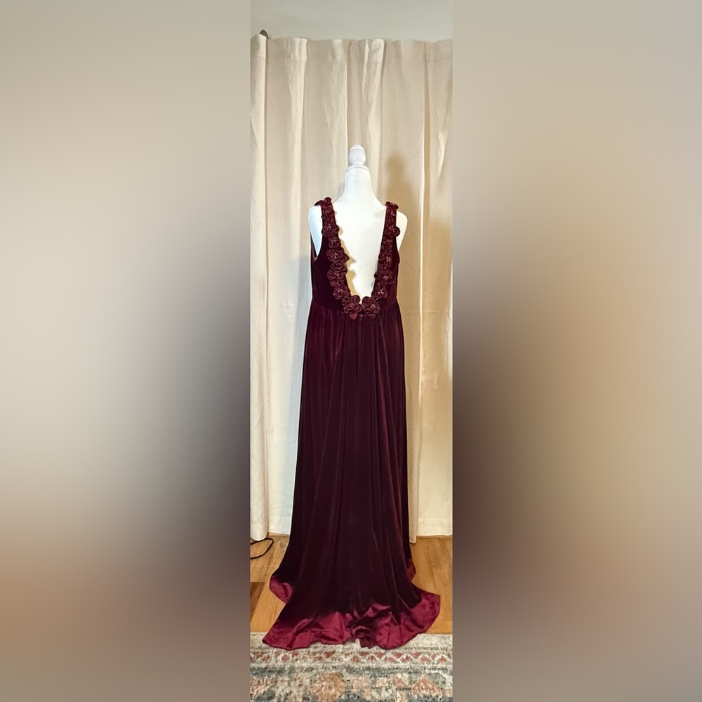 Elegant Burgundy Velvet Evening Gown - Picture 3 of 6